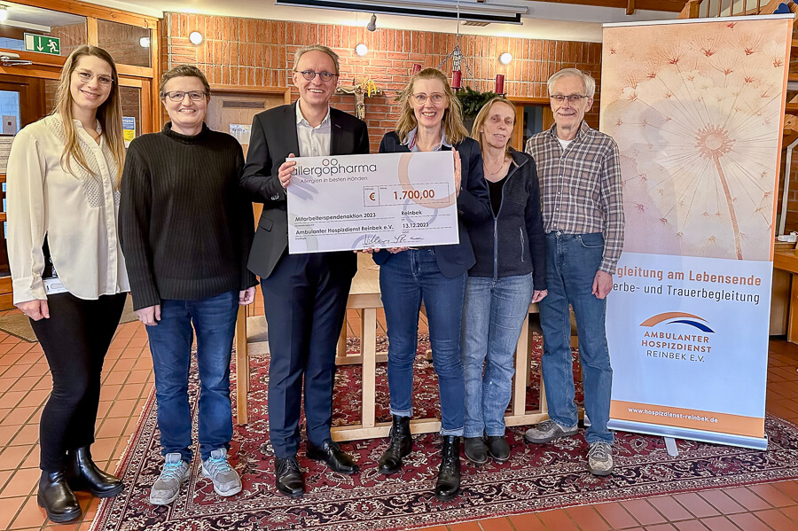 Spendenübergabe Allergopharma an Hospizdienst Reinbek 2023 mit Anneke Lottmann, Jens Rohland, Dr. Christoph Willers, Beate Neugebauer, Anke Bahr, Roy Johannisson